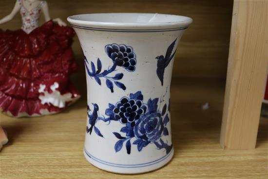 A Chinese blue and white brush pot height 17.5cm